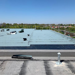 Grande surface toiture terrasse étanchée avec équipements techniques par SAEZ Étanchéité